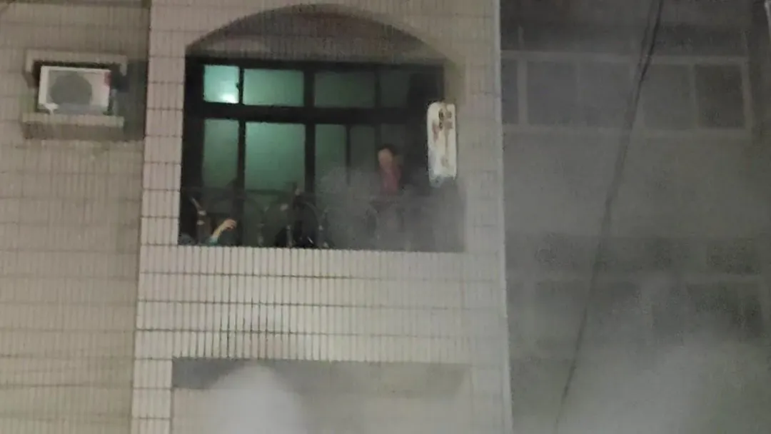 屋主夫妻受困陽台。(圖/翻攝畫面)