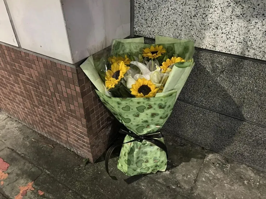 民眾前往新北國三生遭割喉學校門口獻花致哀（攝自中天新聞）