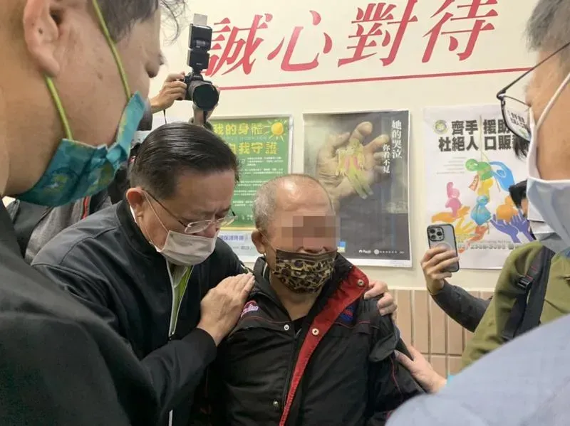 消防分隊長游尚樺殉職,父親心碎痛哭向消防署長蕭煥章陳情。(圖/中央社)
