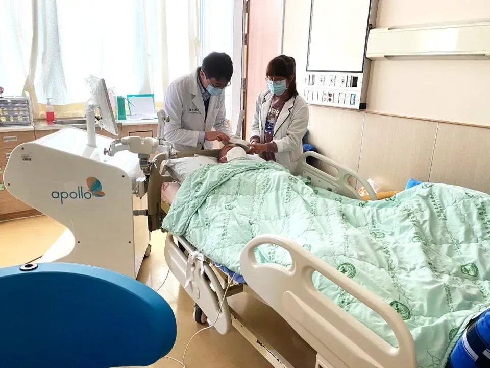 張俊鴻主任（左）為患者操作經顱磁刺激。（圖／安南醫院提供）