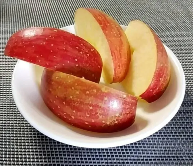 蘋果皮中的多酚含量事果肉的6倍，蘋果若削皮吃等於把營養都丟到垃圾桶。(圖／photoAC)&nbsp; &nbsp;
