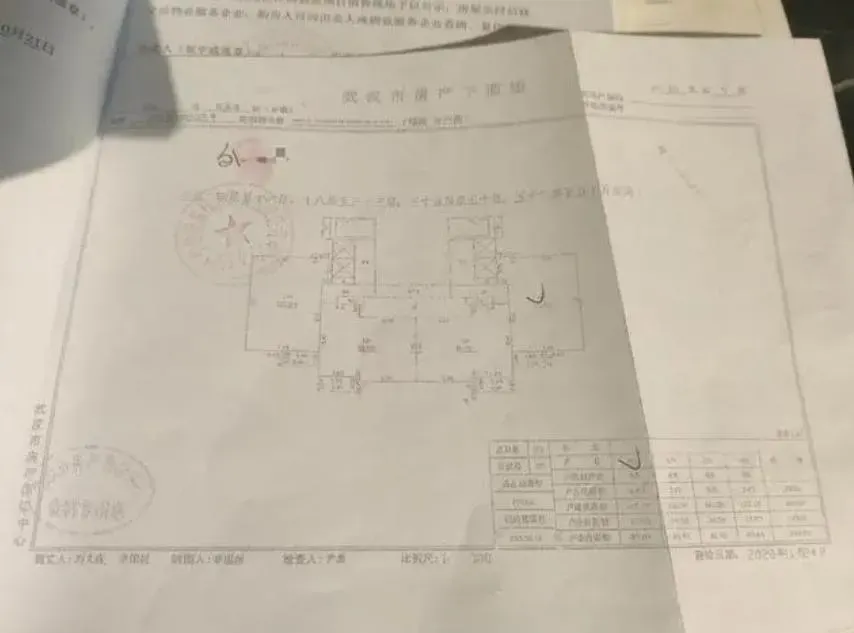 劉女在訂購房合同中樓層房屋平面圖1號房（5401）打勾簽名蓋手印。（圖／翻攝九派新聞）
