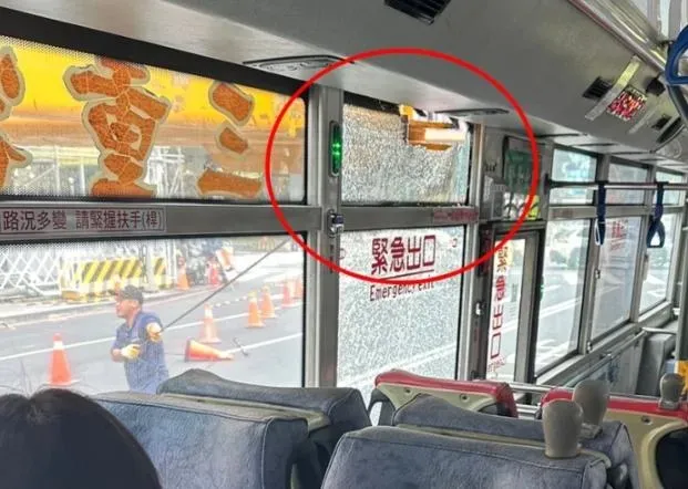 起重機吊臂「插進公車裡」驚悚畫面曝光。（圖／記者爆料網）