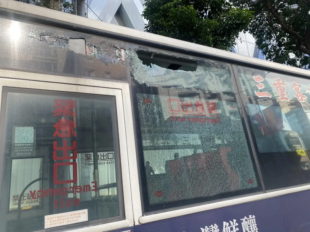 公車車窗碎裂。（圖／翻攝畫面）