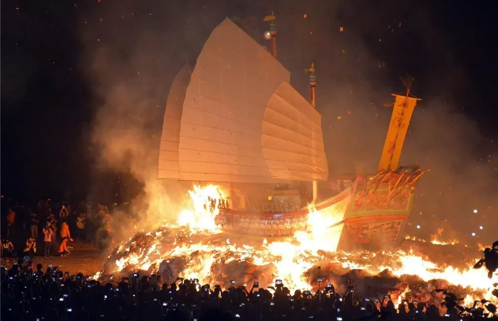 屏東東港迎王平安祭規模盛大,往年吸引不少國內外遊客前來參與。(圖/資料照)