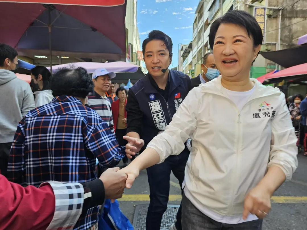 盧秀燕掃街輔選與民眾握手。(圖/中天新聞)