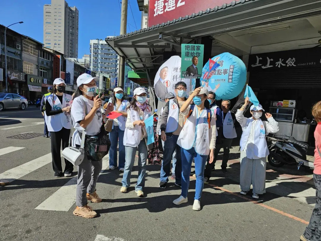 盧秀燕掃街巧遇民眾黨輔選團隊。(圖/中天新聞)