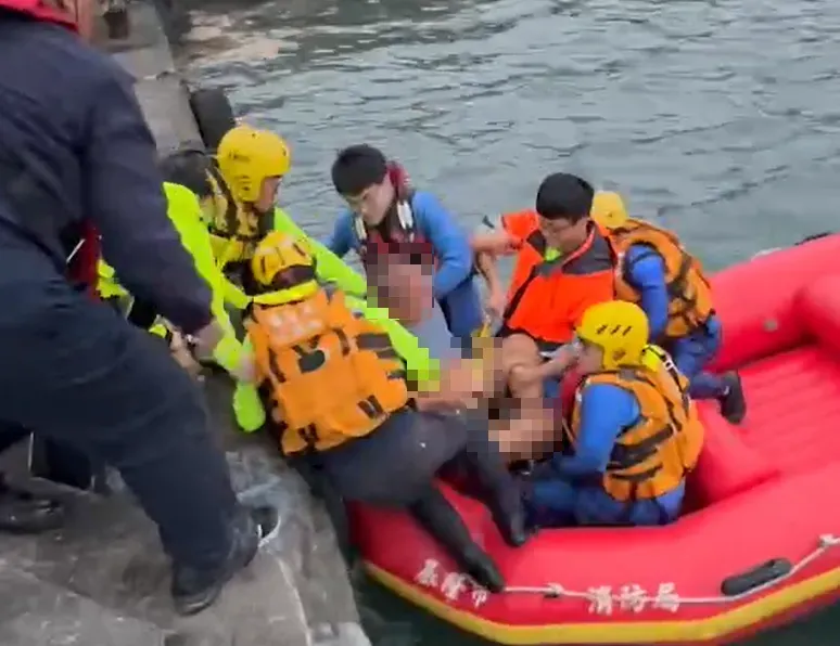 救難人員將落水男子送上岸邊，隨即送醫。（圖／翻攝畫面）