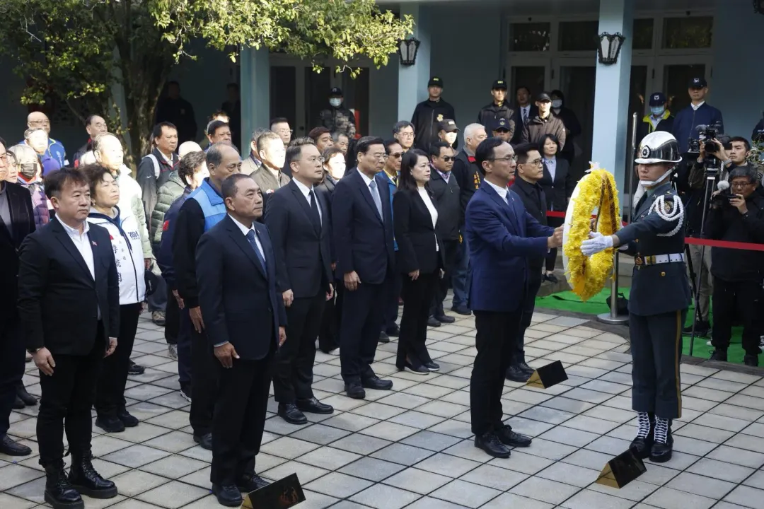 國民黨主席朱立倫、國民黨總統候選人侯友宜、不分區立委候選人韓國瑜，今赴頭寮謁陵。（圖／國民黨提供）