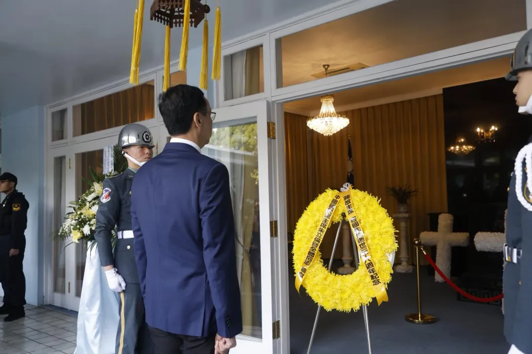 國民黨主席朱立倫、國民黨總統候選人侯友宜、不分區立委候選人韓國瑜，今赴頭寮謁陵。（圖／國民黨提供）