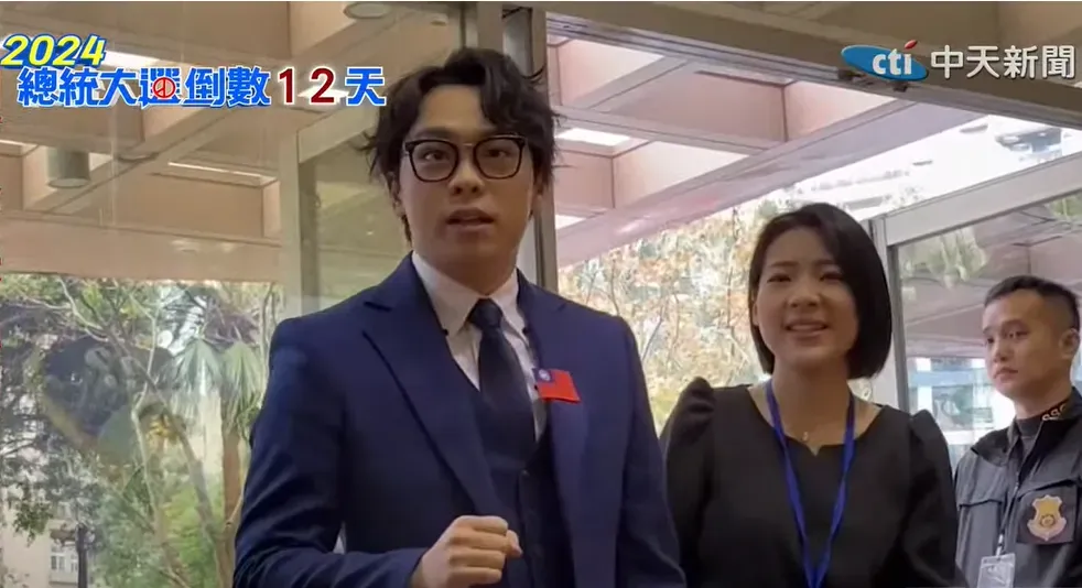 網紅賀瓏（左）1日以辯論會貴賓身分到場。（圖／中天新聞）