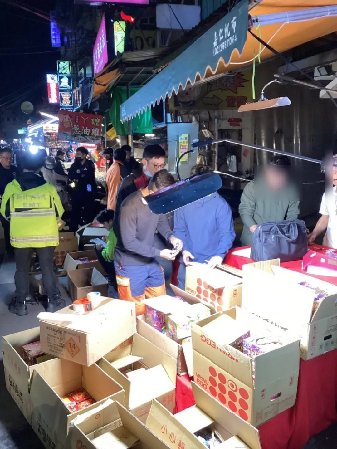 樹林博愛夜市攤商囤賣大量爆竹,遭消防局查扣開罰。(圖/翻攝畫面)
