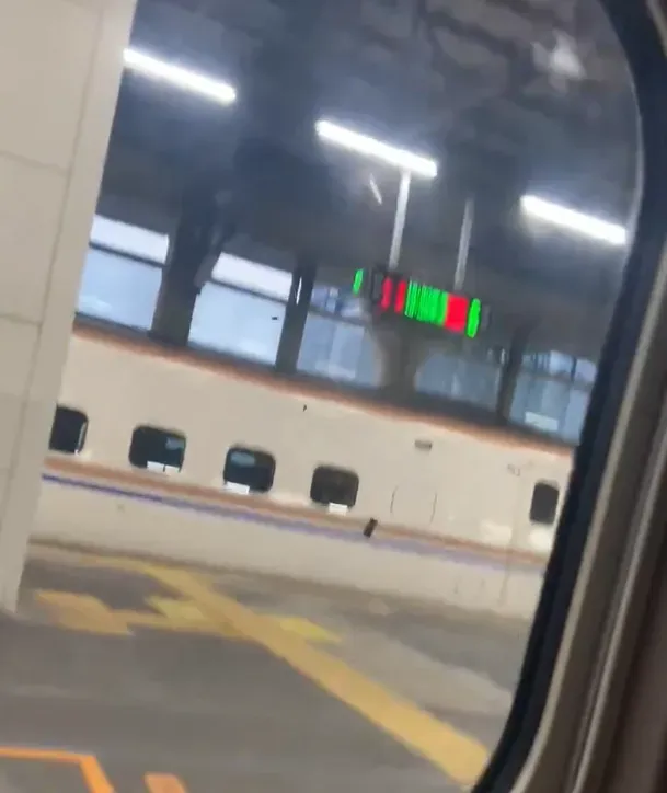 有網友乘坐新幹線行經新潟縣時發生地震,月台上的顯示器左右強烈搖晃甚至甩出零件,搖搖欲墜。(圖/翻攝自社群平台X)