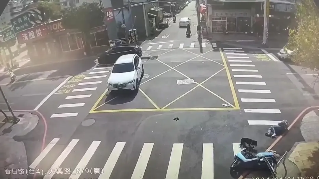 陳姓騎士連人帶車噴飛近10公尺,小狗拴在機車也慘遭拖行。(圖/翻攝畫面)