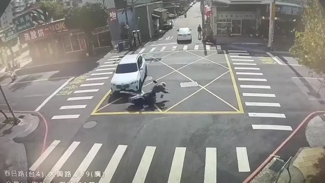 路口監視器拍到陳姓騎士被BMW撞飛的瞬間。(圖/翻攝畫面)
