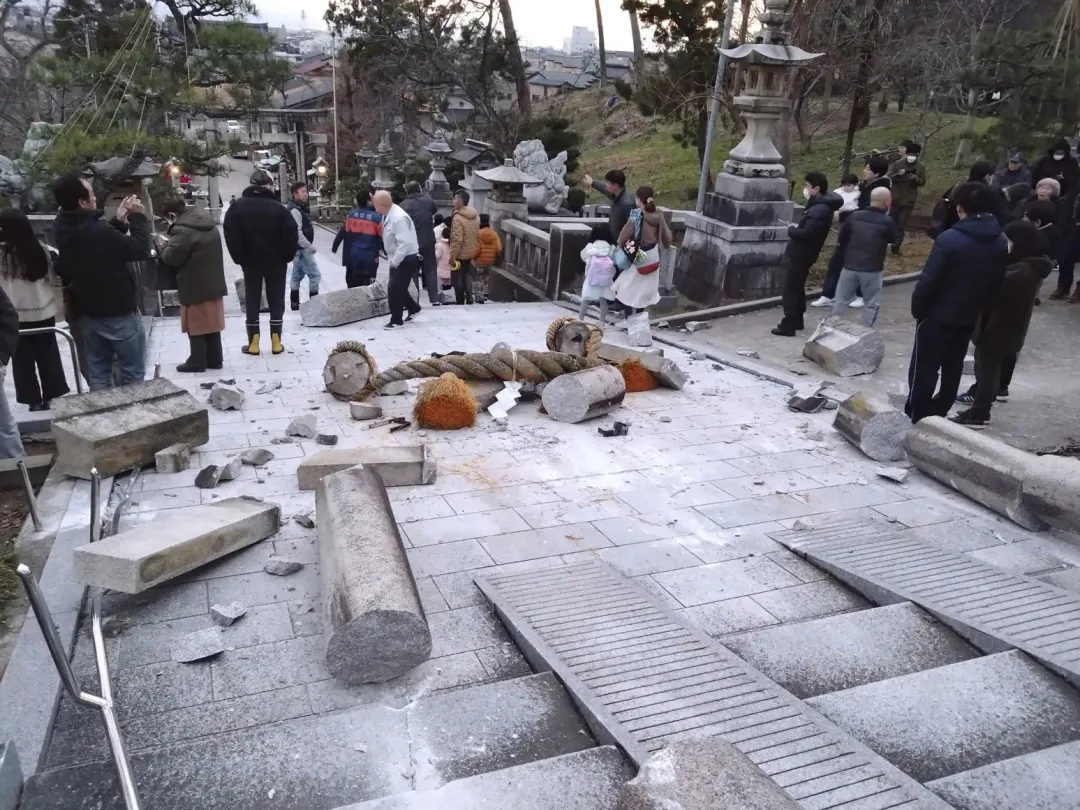 石川縣金澤市一處神社的鳥居也因地震被破壞、倒塌。(圖/美聯社)