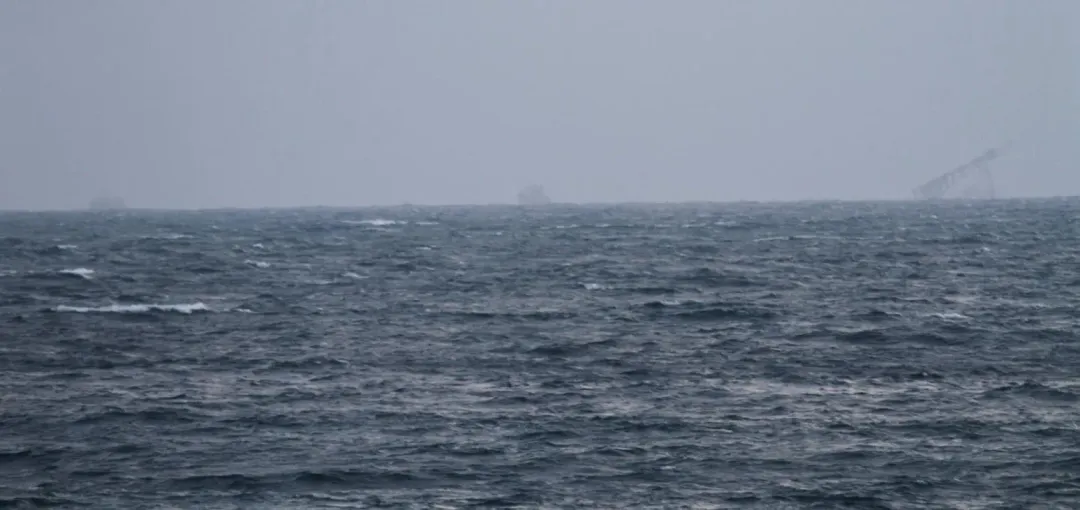 大陸2拖船硬闖我3海浬處 ,與海巡艦一度對峙。(圖/翻攝自 「TaiwanADIZ」臉書粉專)