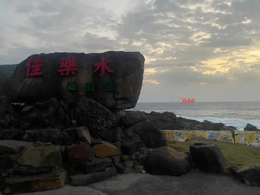 大陸2拖船硬闖我3海浬處 ,與海巡艦一度對峙。(圖/翻攝自 「TaiwanADIZ」臉書粉專)