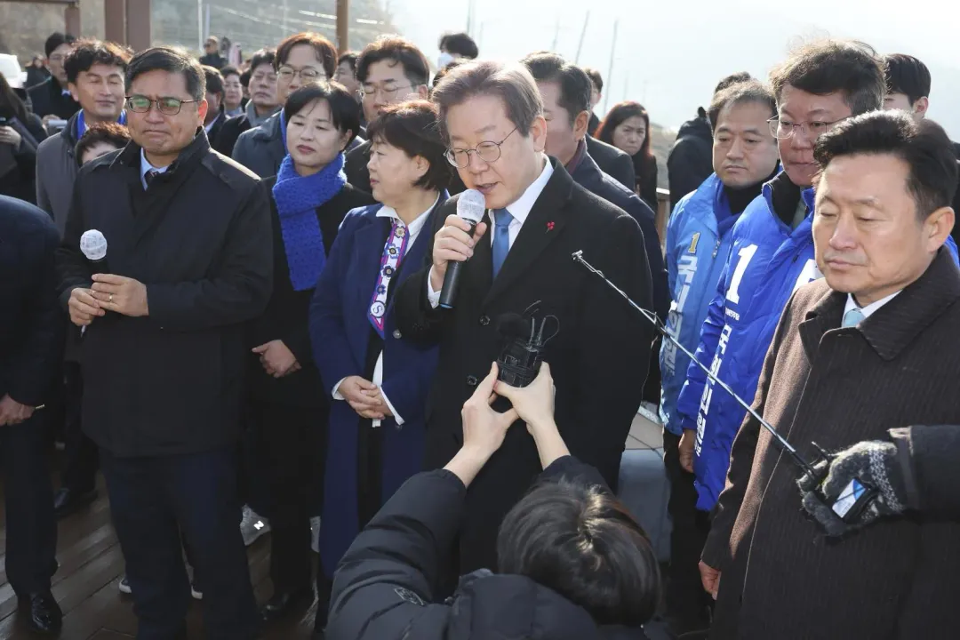李在明遭襲前, 向媒體鏡頭發表演說。(圖/美聯社)