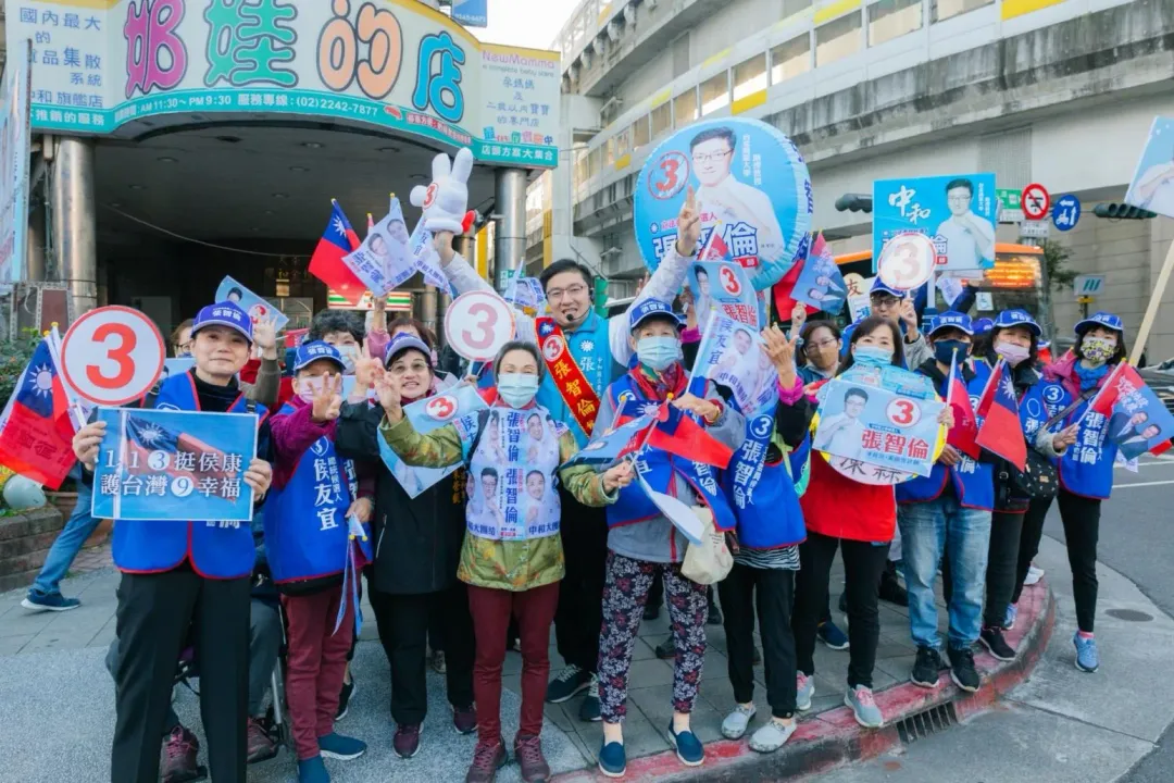 圖說:國民黨路口拜票活動2日上午在全國各縣市一千多個路口同時舉行,新北市第八選區中和立委侯選人張智倫一連跑四個路口,展現中和大團結氣勢,號召鄉親人人投票,113國會拼過半。(圖:張智倫競選總部提供)