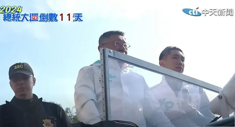 柯文哲後來也降低防彈玻璃的高度。（圖／中天新聞）