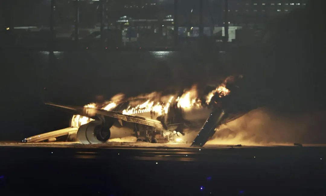 日本東京羽田機場發生日航JAL516班機與海上保安廳賑災飛機擦撞起火。(圖/美聯社)