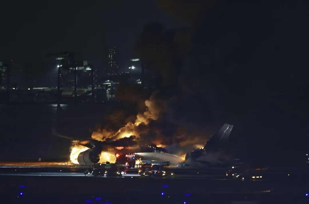 多台消防車馳援救火,客機上379人全數逃生。(圖/美聯社)