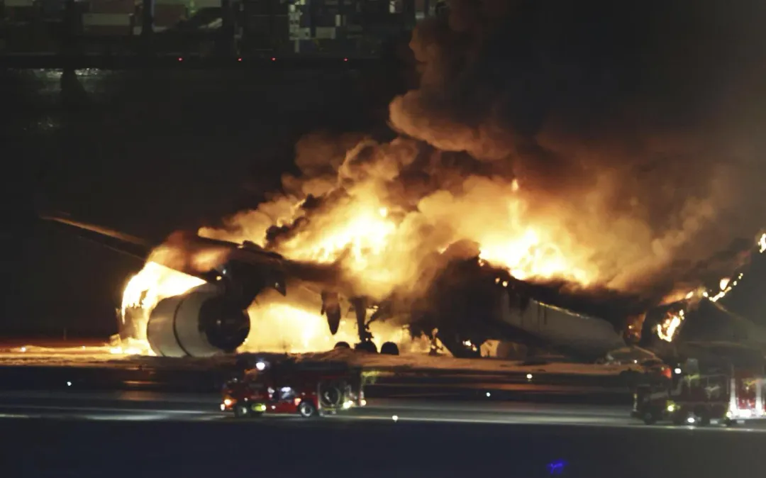 日本東京羽田機場2日近傍晚發生日航JAL客機與海上保安廳飛機擦撞意外。(圖/美聯社)
