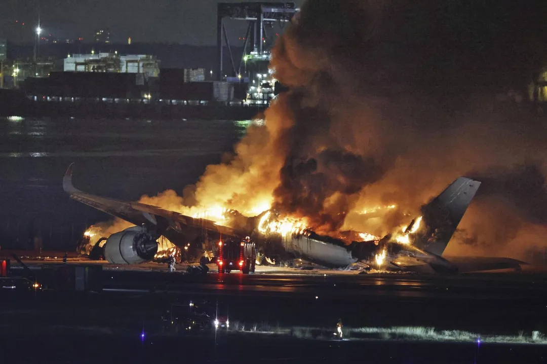 日航一架客機2024年1月在羽田機場與另一架飛機發生相撞起火燃燒。（資料照／美聯社）