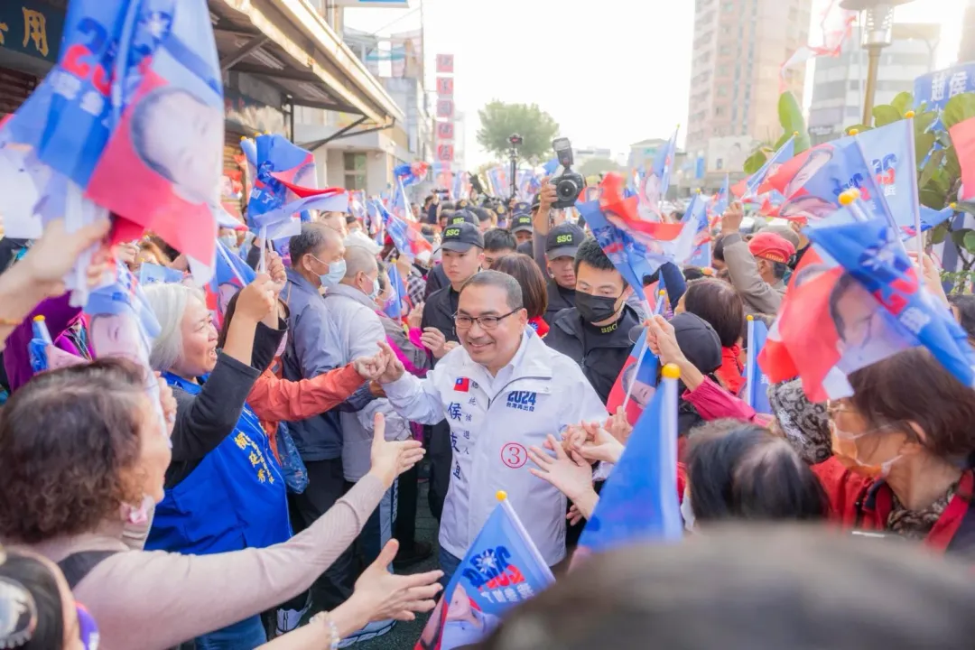 侯友宜赴台南造勢,受到鄉親熱烈歡迎。(圖/侯友宜競辦提供)