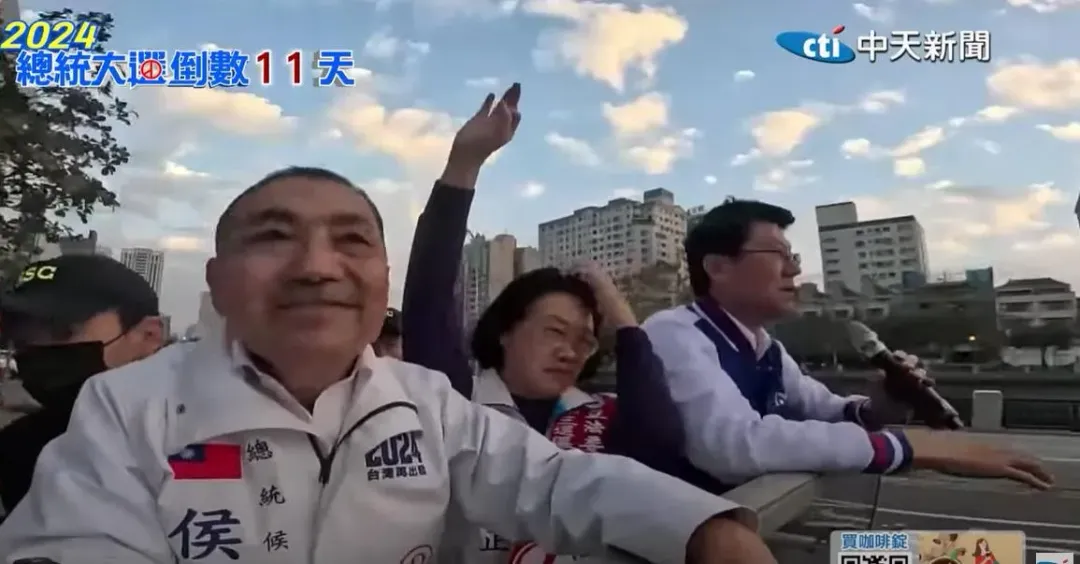 侯友宜與謝龍介陪同黨籍立委候選人姚正玉進行車隊掃街拜票。（圖／中天新聞）