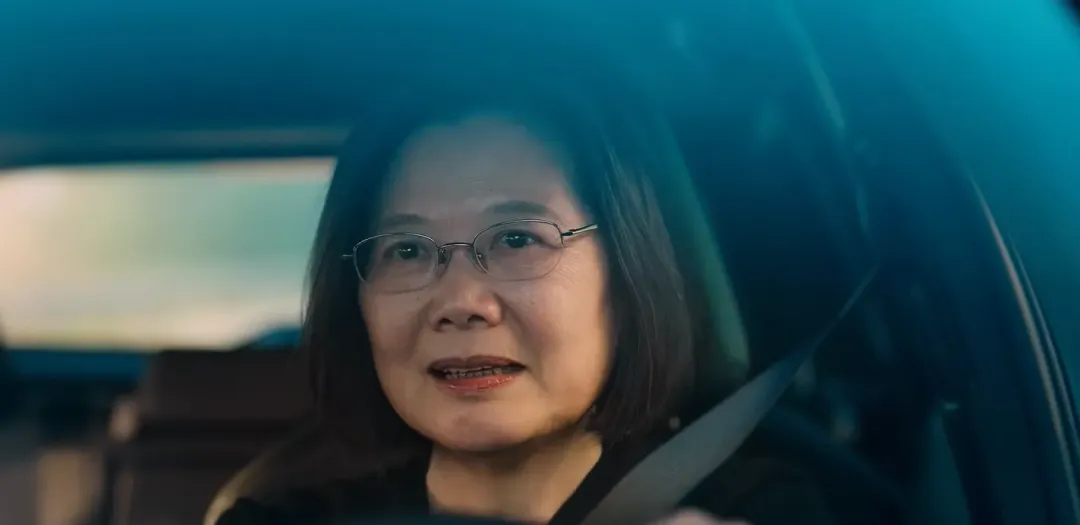 民進黨總統候選人賴清德競選總部推出總統蔡英文開車戴賴清德的照片,象徵交棒的概念。(圖取自蔡英文臉書)