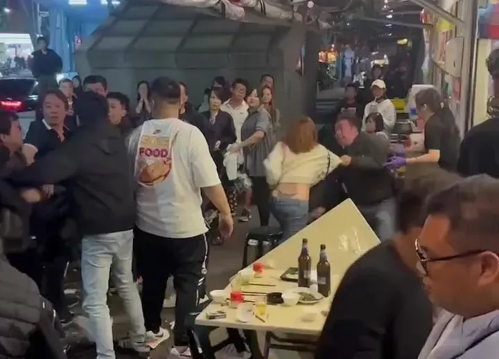 海安路上熱炒店9名男女翻桌互毆。(圖/民眾提供)