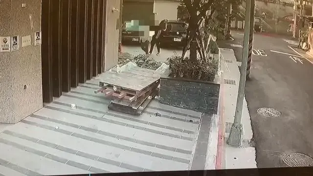 2人身前走入案場施工身影。(圖/翻攝畫面)