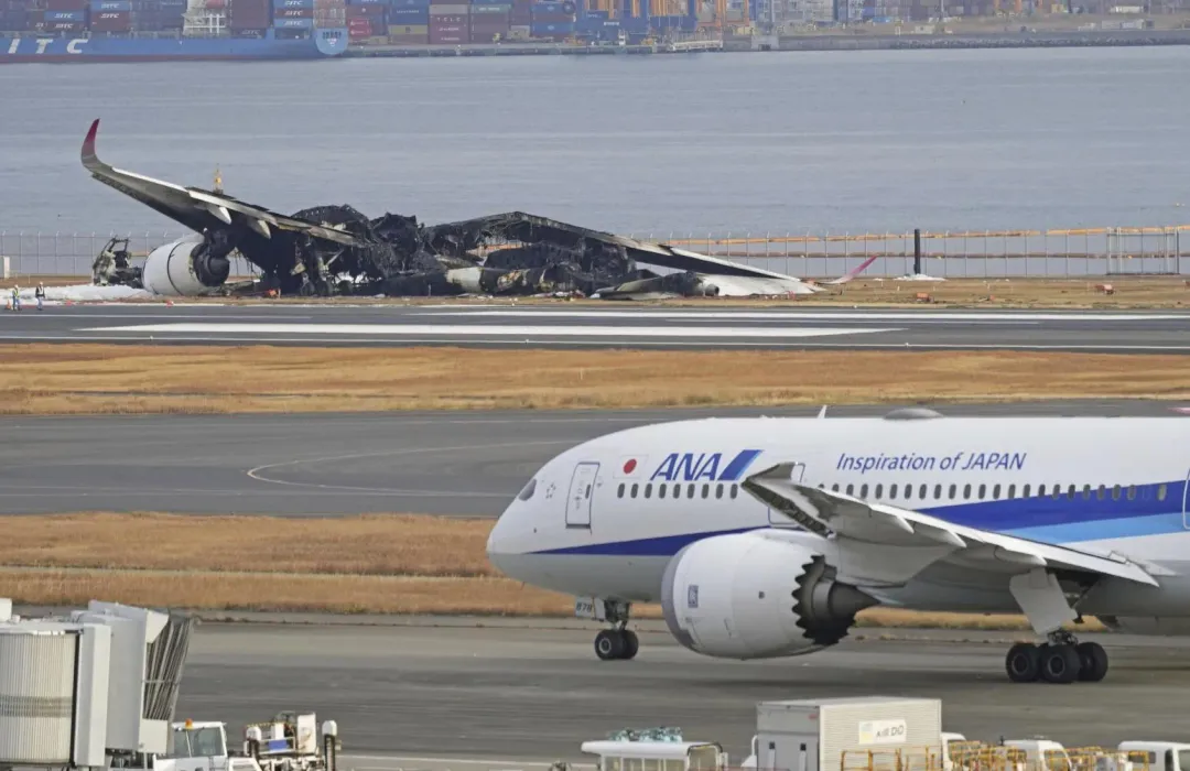 燒熔的殘骸與其他客機形成強烈對比（圖／美聯社）