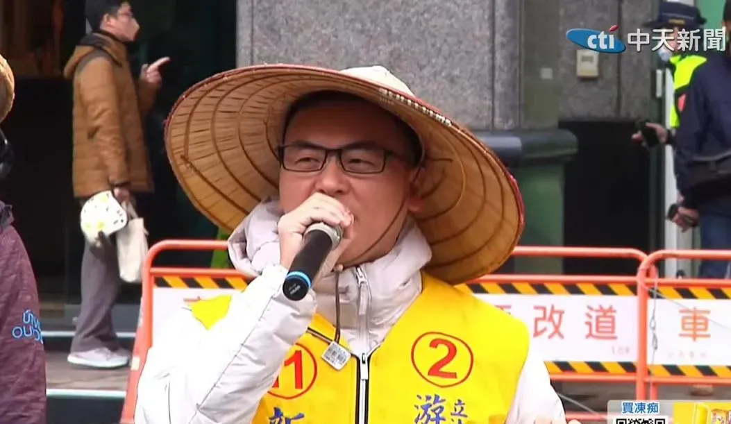 新黨立委候選人游智彬指控民進黨立委張宏陸一家在大陸大賺人民幣。(圖/中天新聞)