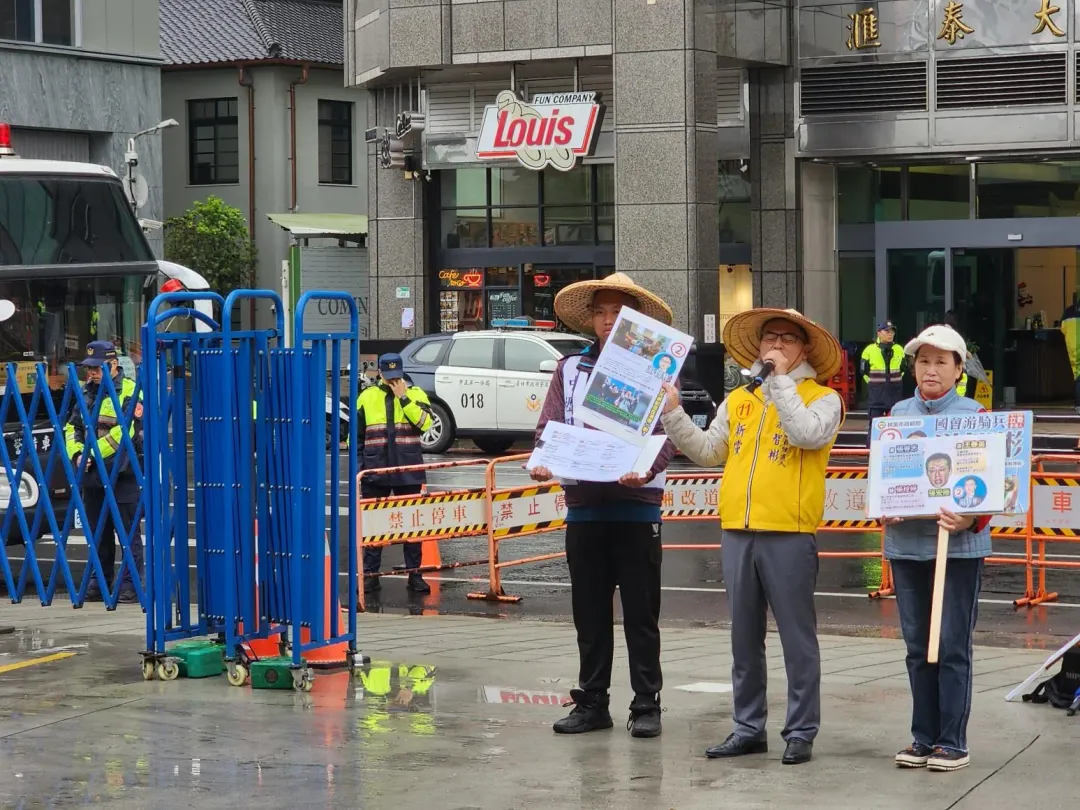 新黨立委候選人游智彬，今天(3日)到民進黨總統候選人賴清德競總門口，指控民進黨新北市立委張宏陸一家都在中國大陸做生意。(圖/李俊毅翻攝)