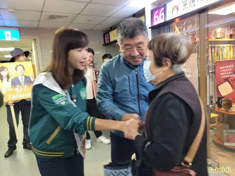 許淑華則找上前衛服部長陳時中陪同拜票。(圖/許淑華臉書)