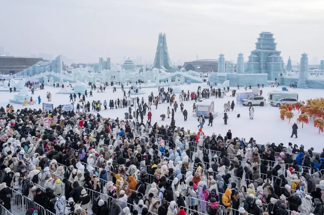 圖為遊客在哈爾濱冰雪大世界園區排隊,等待體驗超級冰滑梯(圖/新華社)