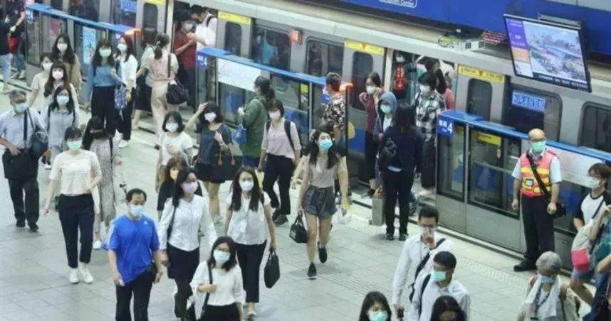 有網友目擊,西門捷運站站內大廳路上沿路都是大便。(示意圖/資料照)