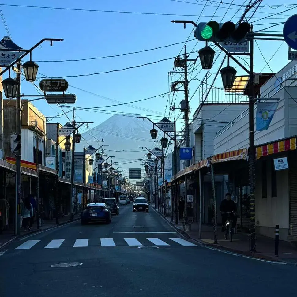 日本山梨縣「富士吉田本町」的商店街末端可以看到富士山。(圖/克拉克的基隆小旅行FB授權提供)