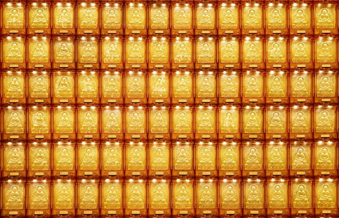 寺廟裡有光明燈、太歲燈等不同的燈,每一種有其對應的願望和用途。(圖/楊登嵙提供)