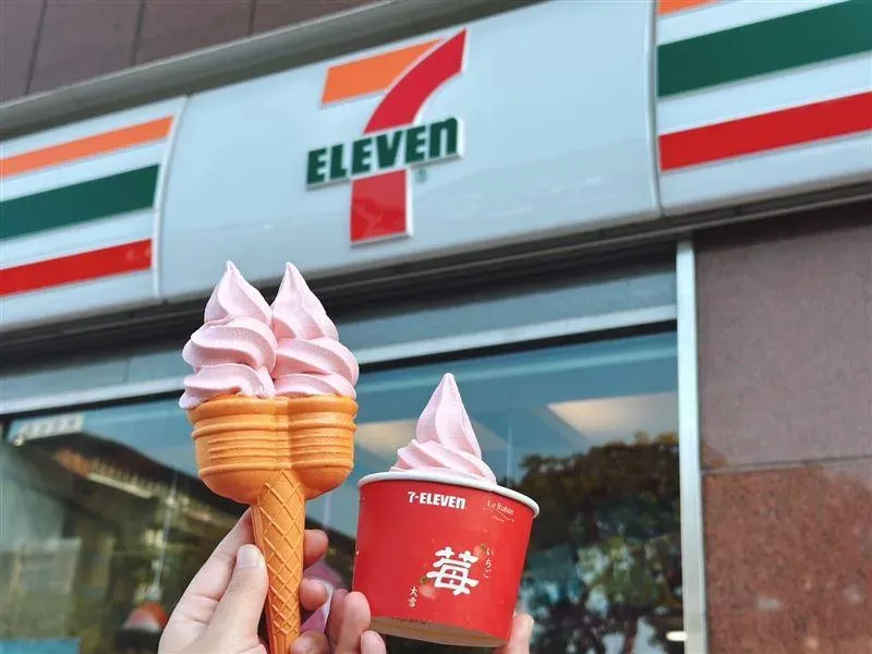 7-11復刻1980年代「霜饗炮」餅杯，推出聯名款「草莓開運霜饗」霜淇淋。（圖／7-11提供）