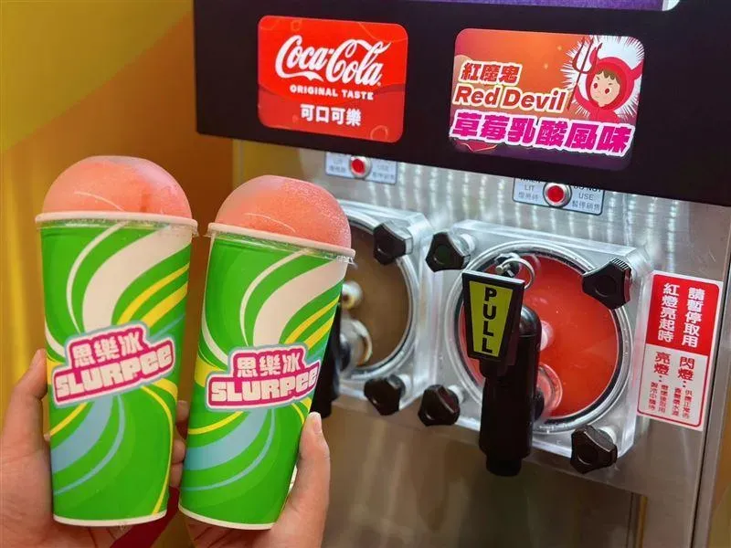 思樂冰經典系列商品「紅魔鬼思樂冰－草莓乳酸風味」限店販售，2月4日前的週末再享大杯第2件半價。（圖／7-11提供）