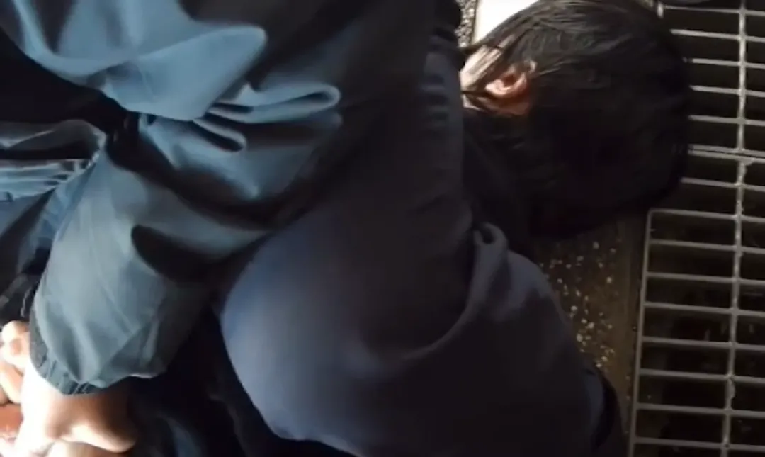 謝震廷5日下午在松山區和蔡姓前女友爆衝突還「持刀」，被警方和保全壓制並送醫治療。（圖／翻攝畫面）