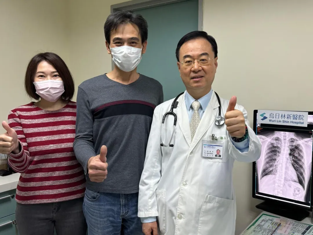 烏日林新醫院癌症中心副院長暨胸腔內科許人文醫師與張先生（本人）合照。（圖／烏日林新醫院提供）