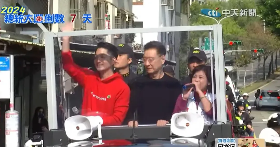 趙少康與台北市長蔣萬安陪同立委候選人游淑慧車掃。(圖/中天新聞)