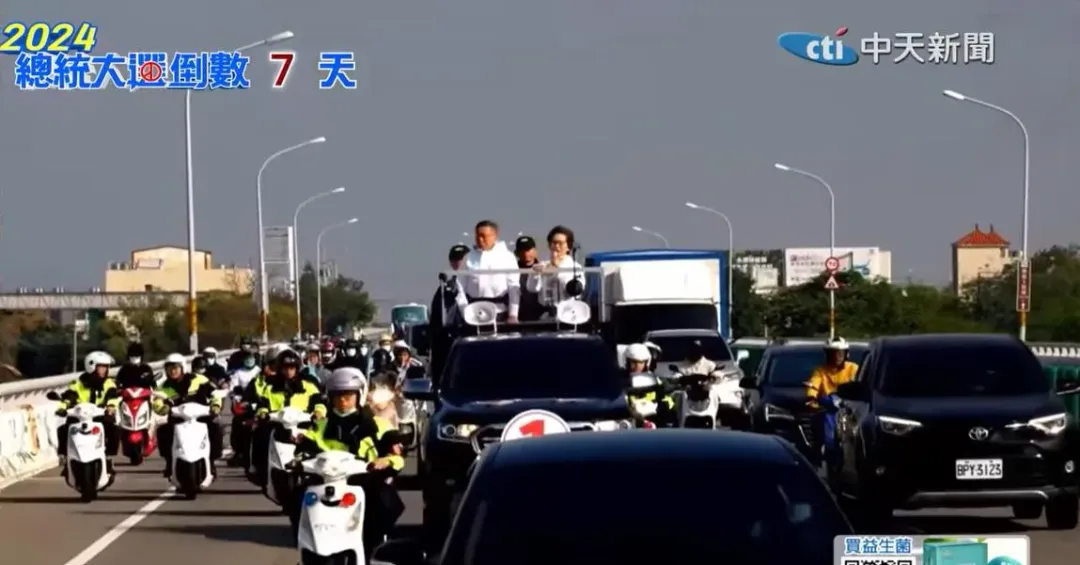 柯文哲陪同蔡壁如進行車掃。（圖／中天新聞）