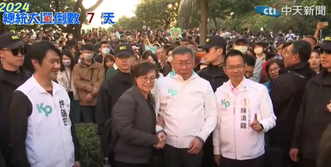 柯文哲在台與民眾合照。（圖/中天新聞）