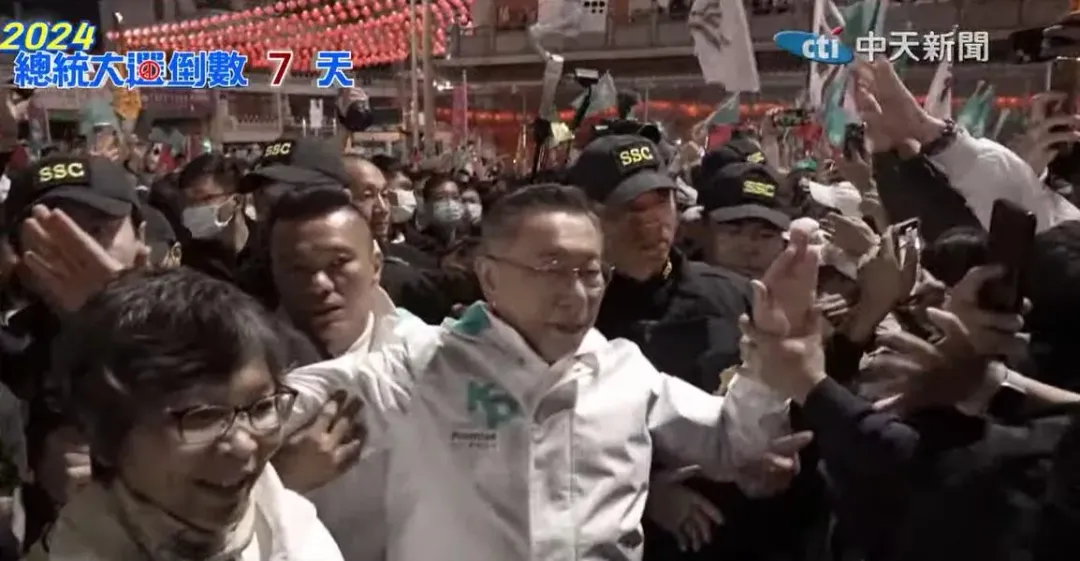 柯文哲在現場支持者簇擁下緩緩走上舞台。（圖／中天新聞）